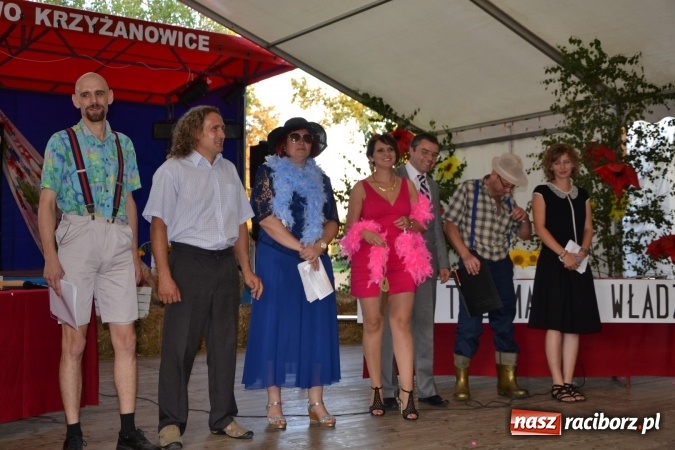Zdjęcie w galerii na portalu naszraciborz.pl: Grupa trzymająca władzę na festynie dożynkowym w Krzyżanowicach wiadomości z regionu