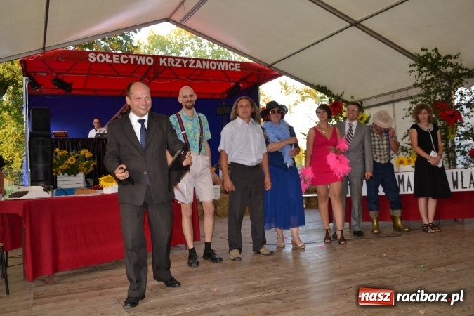 Zdjęcie w galerii na portalu naszraciborz.pl: Grupa trzymająca władzę na festynie dożynkowym w Krzyżanowicach wiadomości z regionu