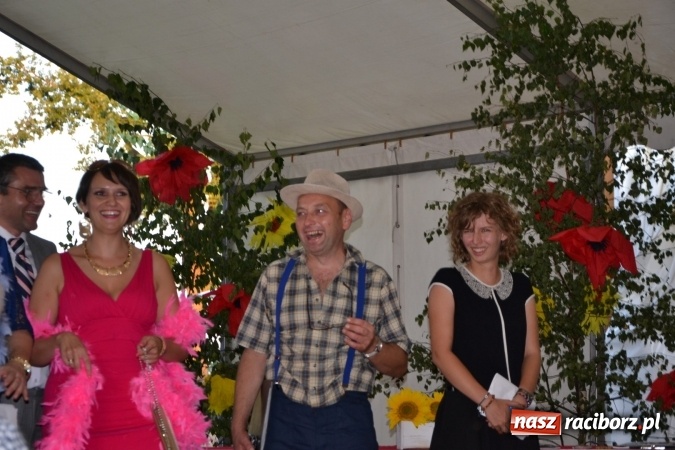 Zdjęcie w galerii na portalu naszraciborz.pl: Grupa trzymająca władzę na festynie dożynkowym w Krzyżanowicach wiadomości z regionu