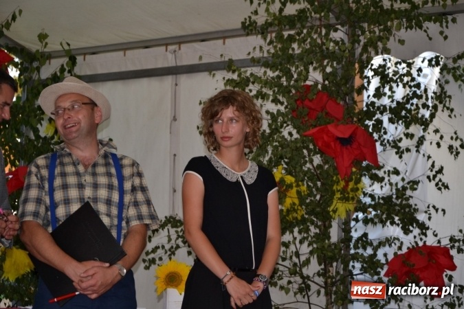 Zdjęcie w galerii na portalu naszraciborz.pl: Grupa trzymająca władzę na festynie dożynkowym w Krzyżanowicach wiadomości z regionu