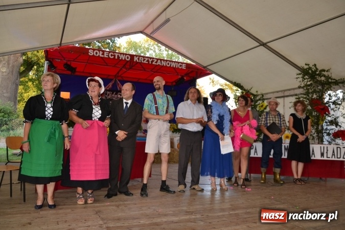 Zdjęcie w galerii na portalu naszraciborz.pl: Grupa trzymająca władzę na festynie dożynkowym w Krzyżanowicach wiadomości z regionu