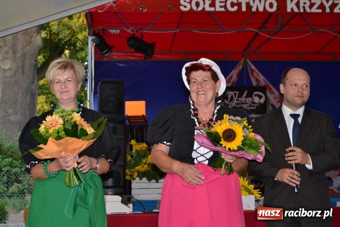 Zdjęcie w galerii na portalu naszraciborz.pl: Grupa trzymająca władzę na festynie dożynkowym w Krzyżanowicach wiadomości z regionu