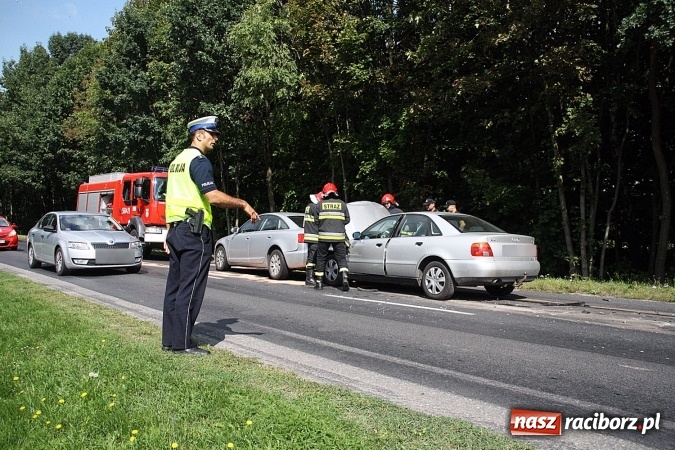 Zdjęcie w galerii na portalu naszraciborz.pl: Zderzenie dwóch audi na drodze Kornowac - Racibórz wiadomości z regionu