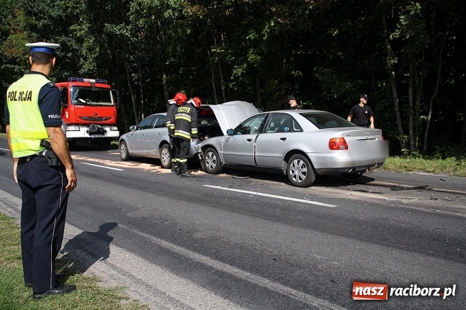 Zdjęcie w galerii na portalu naszraciborz.pl: Zderzenie dwóch audi na drodze Kornowac - Racibórz wiadomości z regionu