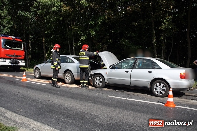 Zdjęcie w galerii na portalu naszraciborz.pl: Zderzenie dwóch audi na drodze Kornowac - Racibórz wiadomości z regionu