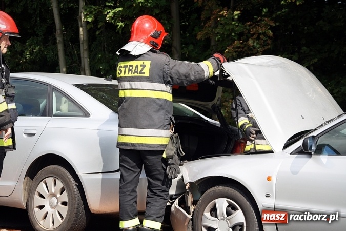 Zdjęcie w galerii na portalu naszraciborz.pl: Zderzenie dwóch audi na drodze Kornowac - Racibórz wiadomości z regionu