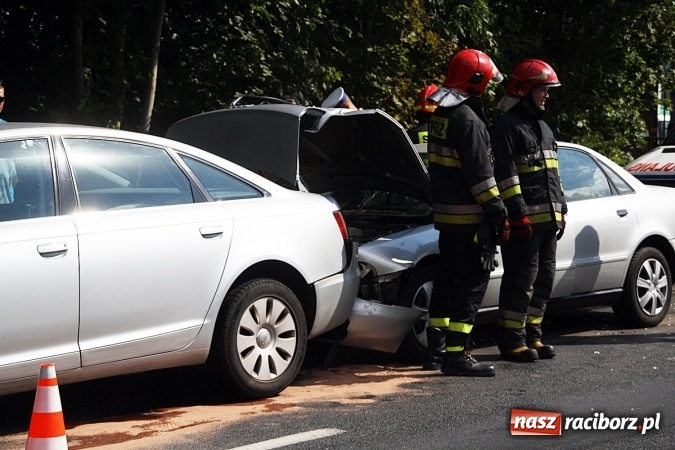 Zdjęcie w galerii na portalu naszraciborz.pl: Zderzenie dwóch audi na drodze Kornowac - Racibórz wiadomości z regionu