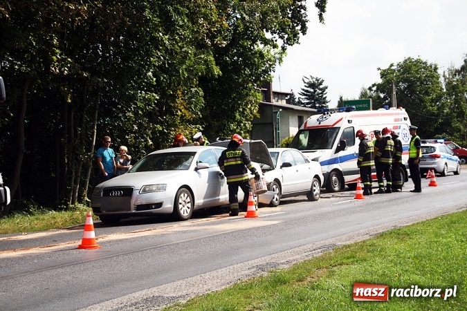 Zdjęcie w galerii na portalu naszraciborz.pl: Zderzenie dwóch audi na drodze Kornowac - Racibórz wiadomości z regionu
