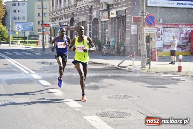 Zdjęcie w galerii na portalu naszraciborz.pl: 16 tys. zł dla Wiktorii i Jurka w II Rafako P&oacute;łmaratonie Racib&oacute;rz! wiadomości z regionu