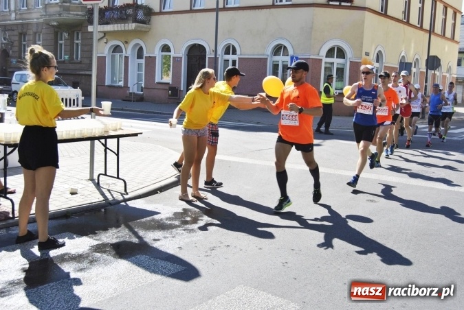 Zdjęcie w galerii na portalu naszraciborz.pl: 16 tys. zł dla Wiktorii i Jurka w II Rafako P&oacute;łmaratonie Racib&oacute;rz! wiadomości z regionu