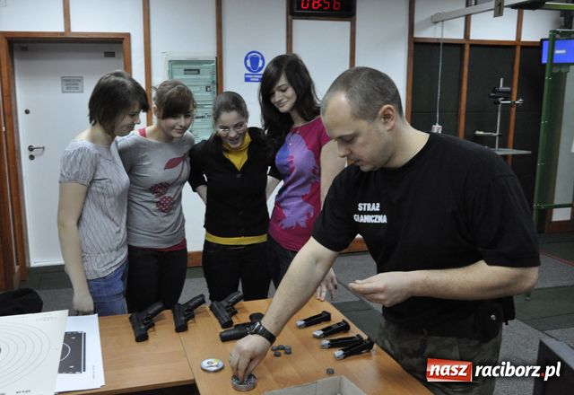 Zdjęcie w galerii na portalu naszraciborz.pl: Lekcja prawa na strzelnicy wiadomości z regionu