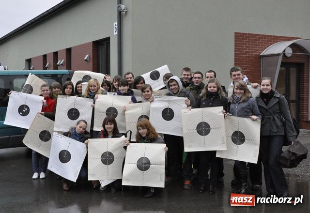 Zdjęcie w galerii na portalu naszraciborz.pl: Lekcja prawa na strzelnicy wiadomości z regionu