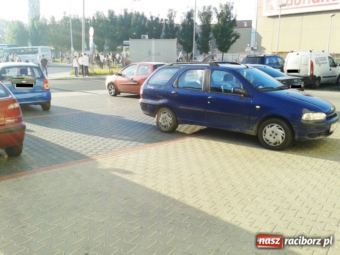 Zdjęcie w galerii na portalu naszraciborz.pl: Mistrz parkowania zawitał na Batorego wiadomości z regionu