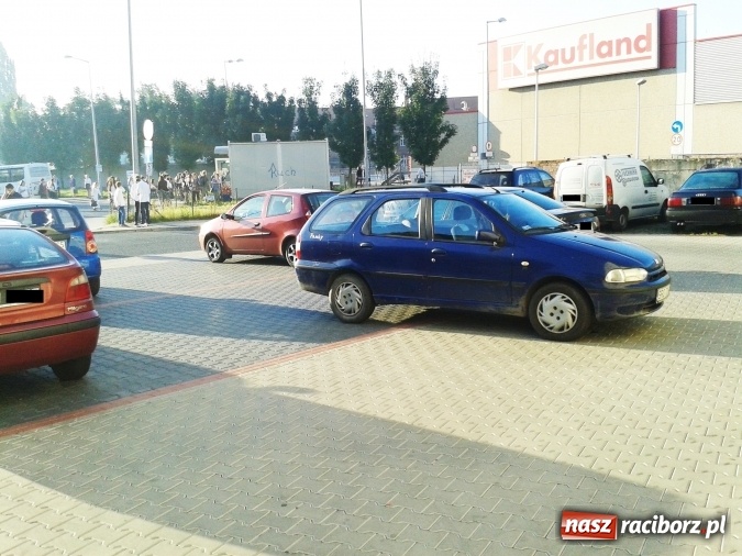 Zdjęcie w galerii na portalu naszraciborz.pl: Mistrz parkowania zawitał na Batorego wiadomości z regionu