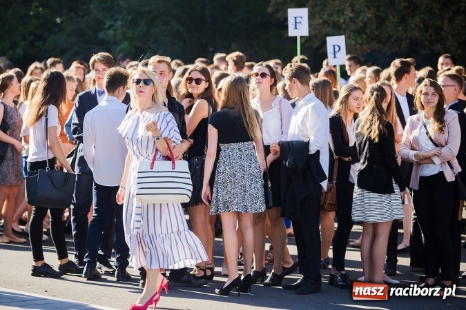 Zdjęcie w galerii na portalu naszraciborz.pl: Pierwszy dzwonek w Mickiewiczu wiadomości z regionu