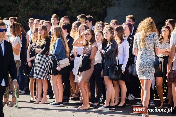 Zdjęcie w galerii na portalu naszraciborz.pl: Pierwszy dzwonek w Mickiewiczu wiadomości z regionu