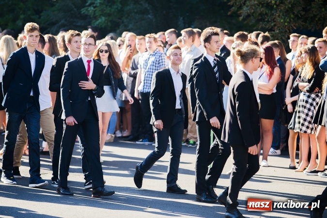 Zdjęcie w galerii na portalu naszraciborz.pl: Pierwszy dzwonek w Mickiewiczu wiadomości z regionu