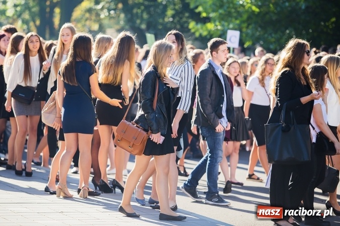 Zdjęcie w galerii na portalu naszraciborz.pl: Pierwszy dzwonek w Mickiewiczu wiadomości z regionu