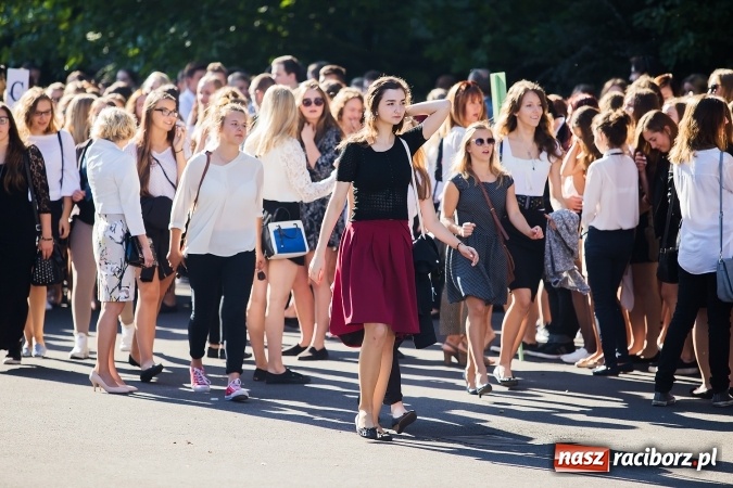 Zdjęcie w galerii na portalu naszraciborz.pl: Pierwszy dzwonek w Mickiewiczu wiadomości z regionu