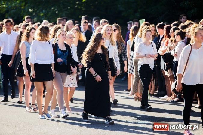 Zdjęcie w galerii na portalu naszraciborz.pl: Pierwszy dzwonek w Mickiewiczu wiadomości z regionu