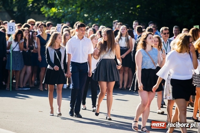 Zdjęcie w galerii na portalu naszraciborz.pl: Pierwszy dzwonek w Mickiewiczu wiadomości z regionu