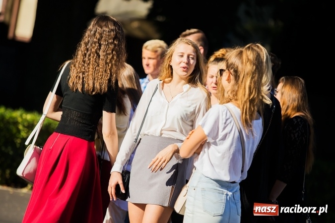 Zdjęcie w galerii na portalu naszraciborz.pl: Pierwszy dzwonek w Mickiewiczu wiadomości z regionu