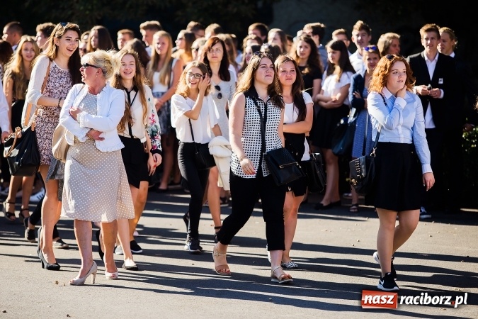 Zdjęcie w galerii na portalu naszraciborz.pl: Pierwszy dzwonek w Mickiewiczu wiadomości z regionu