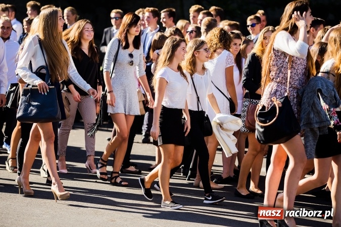 Zdjęcie w galerii na portalu naszraciborz.pl: Pierwszy dzwonek w Mickiewiczu wiadomości z regionu