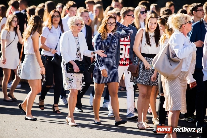 Zdjęcie w galerii na portalu naszraciborz.pl: Pierwszy dzwonek w Mickiewiczu wiadomości z regionu
