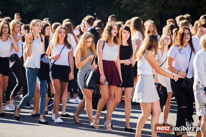 Zdjęcie w galerii na portalu naszraciborz.pl: Pierwszy dzwonek w Mickiewiczu wiadomości z regionu