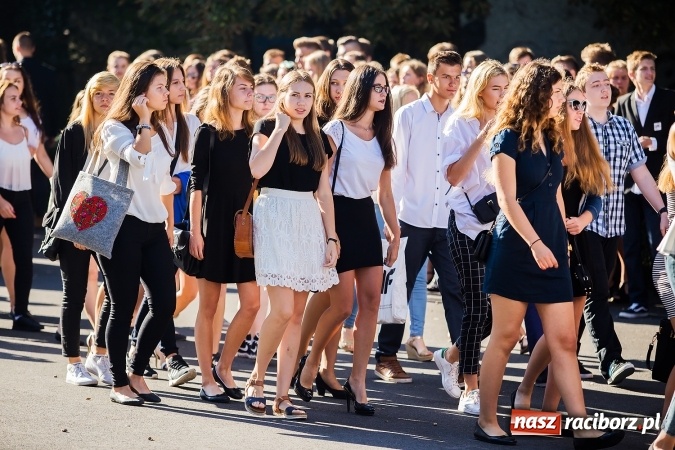 Zdjęcie w galerii na portalu naszraciborz.pl: Pierwszy dzwonek w Mickiewiczu wiadomości z regionu