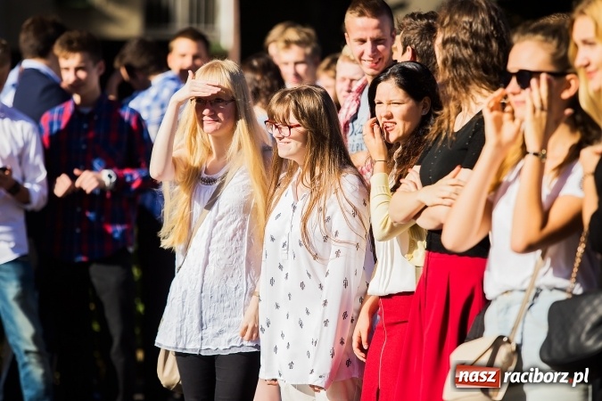 Zdjęcie w galerii na portalu naszraciborz.pl: Pierwszy dzwonek w Mickiewiczu wiadomości z regionu