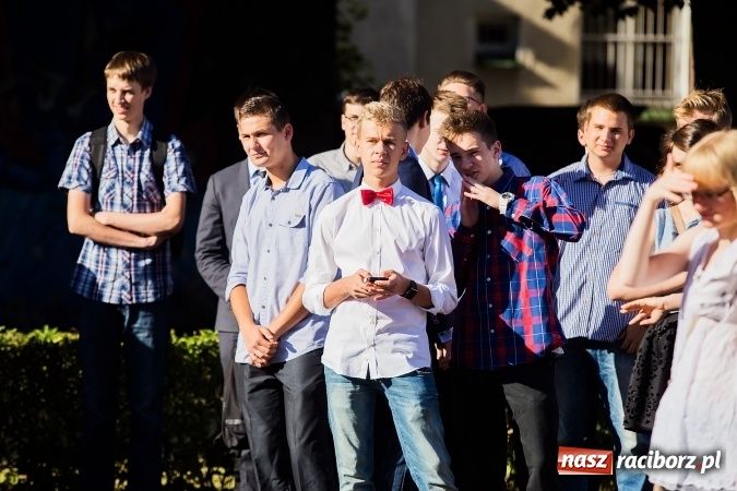 Zdjęcie w galerii na portalu naszraciborz.pl: Pierwszy dzwonek w Mickiewiczu wiadomości z regionu