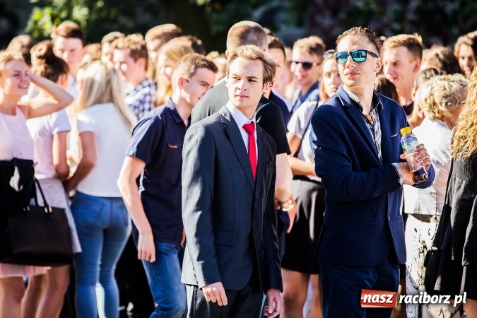 Zdjęcie w galerii na portalu naszraciborz.pl: Pierwszy dzwonek w Mickiewiczu wiadomości z regionu