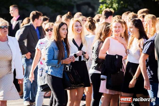 Zdjęcie w galerii na portalu naszraciborz.pl: Pierwszy dzwonek w Mickiewiczu wiadomości z regionu