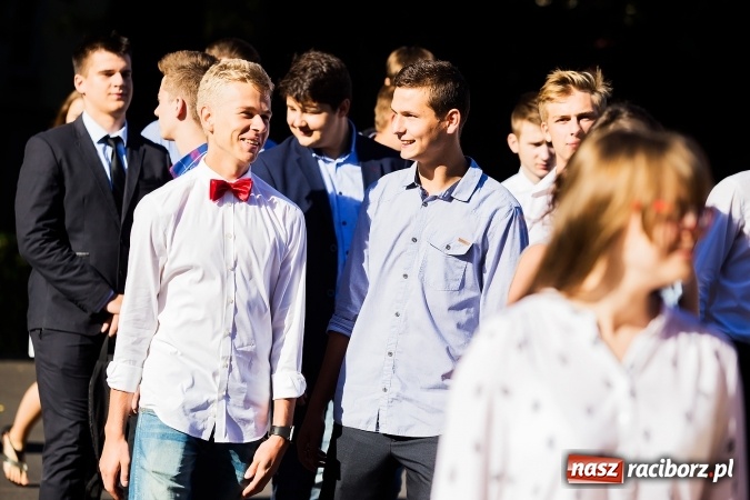 Zdjęcie w galerii na portalu naszraciborz.pl: Pierwszy dzwonek w Mickiewiczu wiadomości z regionu