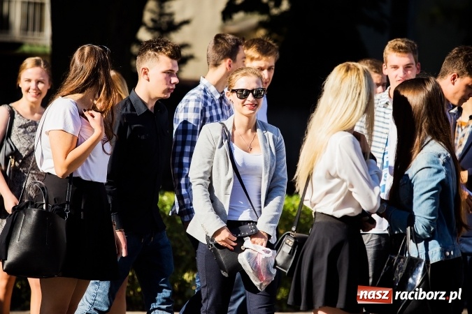 Zdjęcie w galerii na portalu naszraciborz.pl: Pierwszy dzwonek w Mickiewiczu wiadomości z regionu