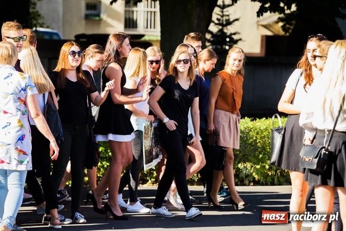 Zdjęcie w galerii na portalu naszraciborz.pl: Pierwszy dzwonek w Mickiewiczu wiadomości z regionu