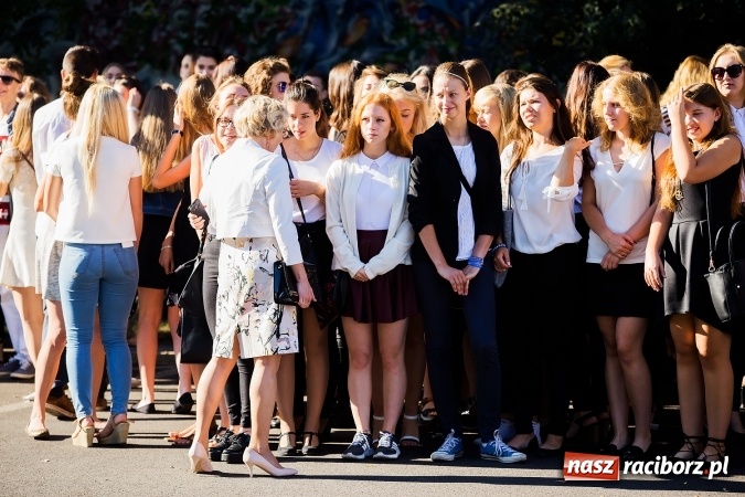 Zdjęcie w galerii na portalu naszraciborz.pl: Pierwszy dzwonek w Mickiewiczu wiadomości z regionu