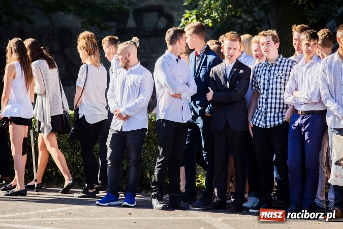 Zdjęcie w galerii na portalu naszraciborz.pl: Pierwszy dzwonek w Mickiewiczu wiadomości z regionu