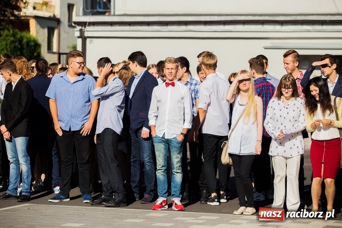 Zdjęcie w galerii na portalu naszraciborz.pl: Pierwszy dzwonek w Mickiewiczu wiadomości z regionu