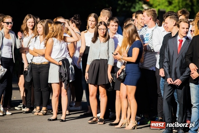 Zdjęcie w galerii na portalu naszraciborz.pl: Pierwszy dzwonek w Mickiewiczu wiadomości z regionu