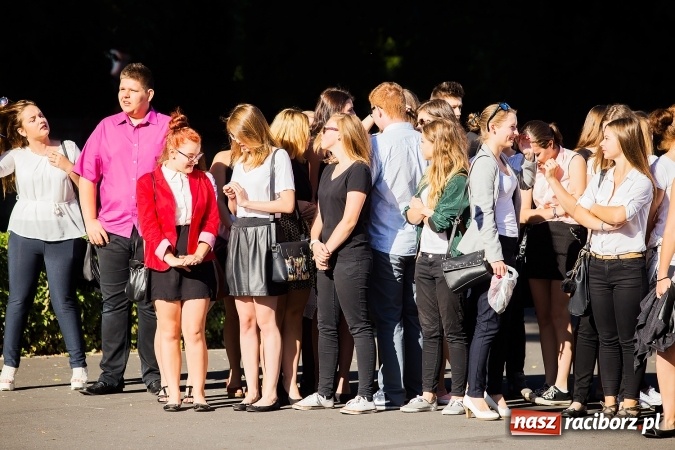 Zdjęcie w galerii na portalu naszraciborz.pl: Pierwszy dzwonek w Mickiewiczu wiadomości z regionu