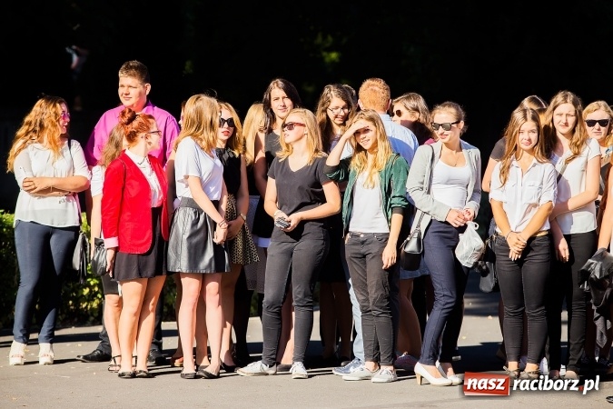 Zdjęcie w galerii na portalu naszraciborz.pl: Pierwszy dzwonek w Mickiewiczu wiadomości z regionu