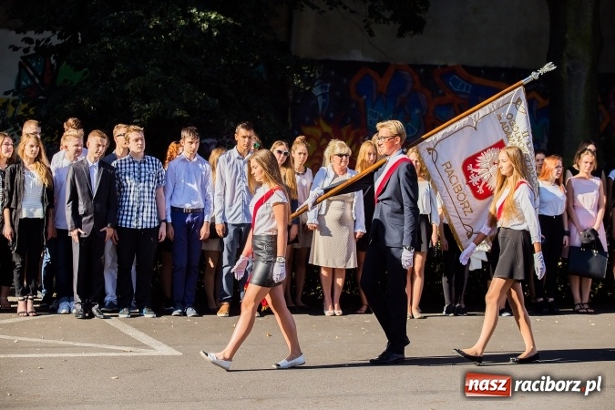 Zdjęcie w galerii na portalu naszraciborz.pl: Pierwszy dzwonek w Mickiewiczu wiadomości z regionu