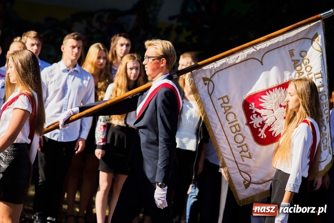 Zdjęcie w galerii na portalu naszraciborz.pl: Pierwszy dzwonek w Mickiewiczu wiadomości z regionu