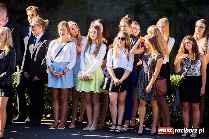 Zdjęcie w galerii na portalu naszraciborz.pl: Pierwszy dzwonek w Mickiewiczu wiadomości z regionu