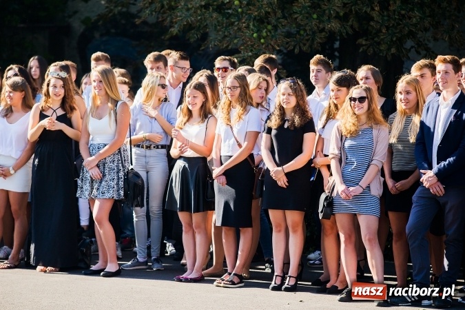 Zdjęcie w galerii na portalu naszraciborz.pl: Pierwszy dzwonek w Mickiewiczu wiadomości z regionu