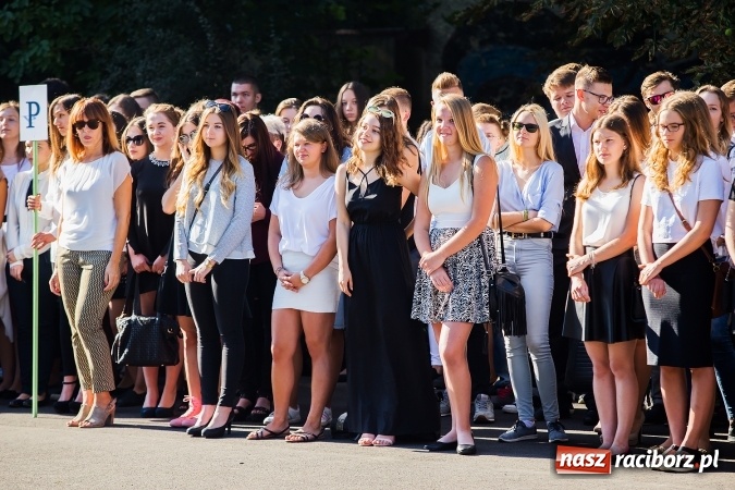 Zdjęcie w galerii na portalu naszraciborz.pl: Pierwszy dzwonek w Mickiewiczu wiadomości z regionu