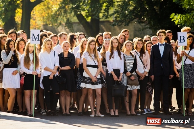 Zdjęcie w galerii na portalu naszraciborz.pl: Pierwszy dzwonek w Mickiewiczu wiadomości z regionu
